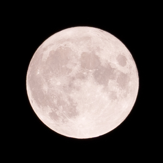 中秋の名月の満月 (2022年9月10日21時30分頃撮影)