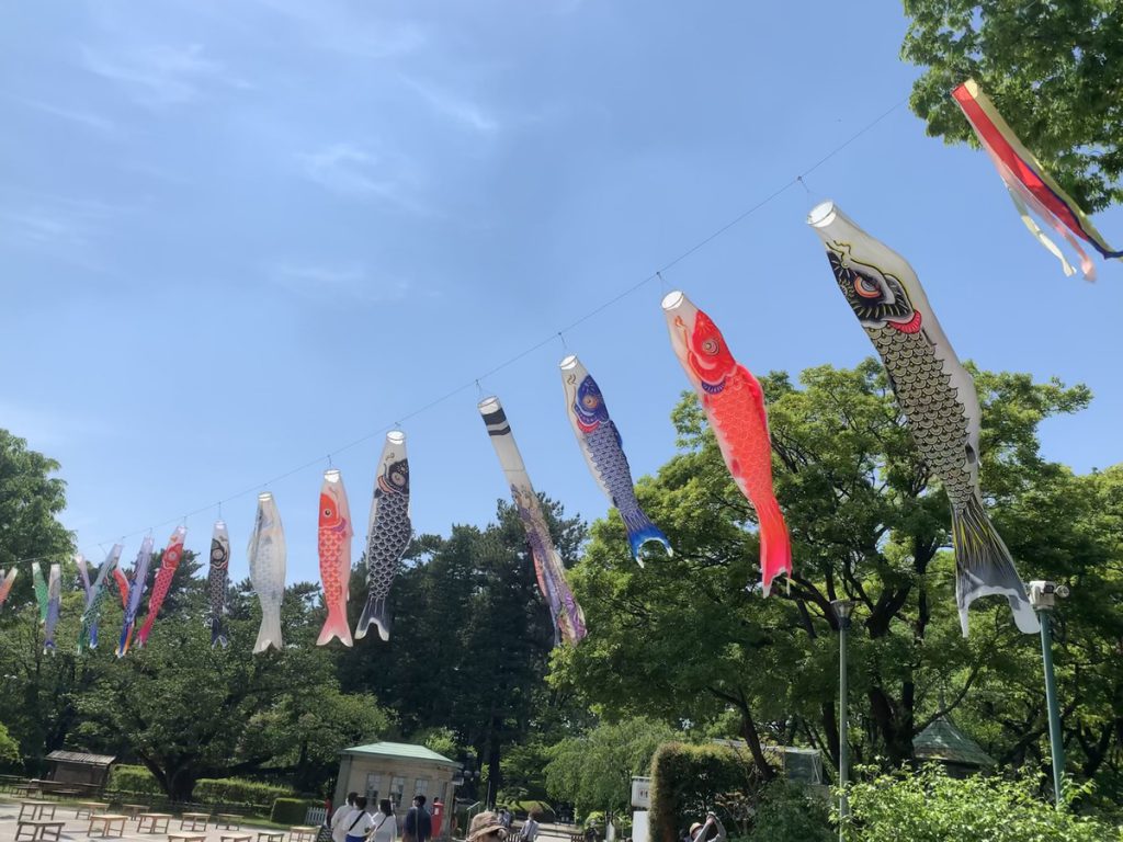 江戸東京たてもの園の空を泳ぐこいのぼり (2022年5月5日撮影)
