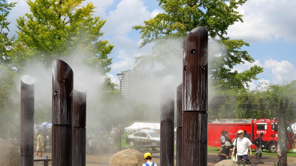 ミストを出す武蔵国分寺公園の霧の噴水 (2023年8月26日撮影)