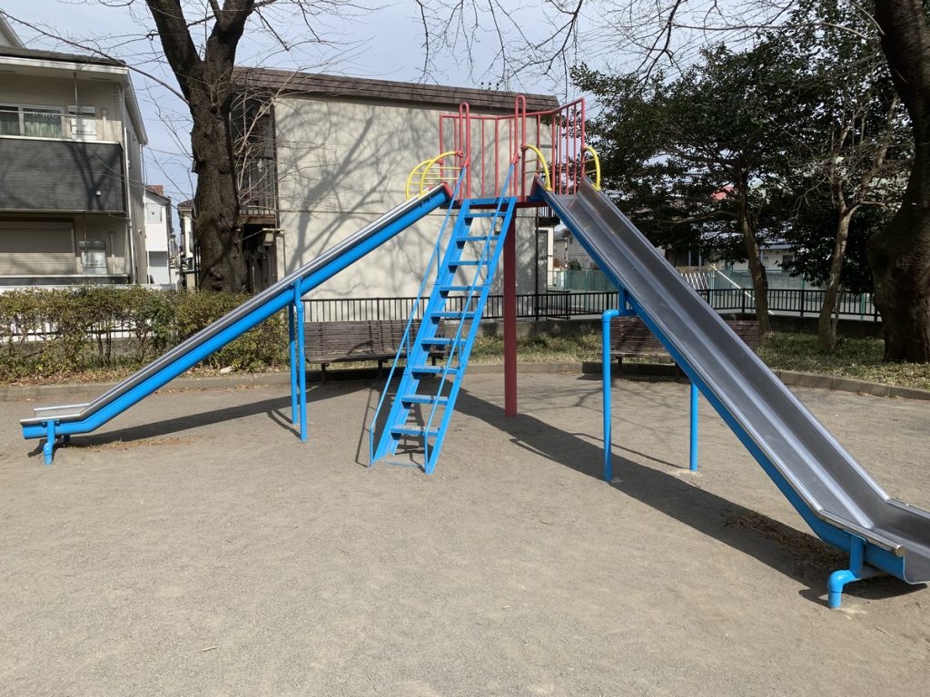 小平市立中央公園の東遊具広場の滑り台