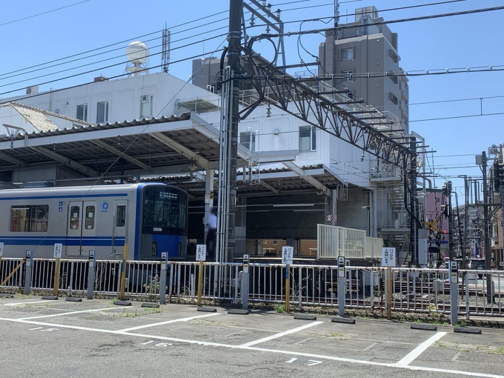 西武新宿線と拝島線が乗り入れる小平駅