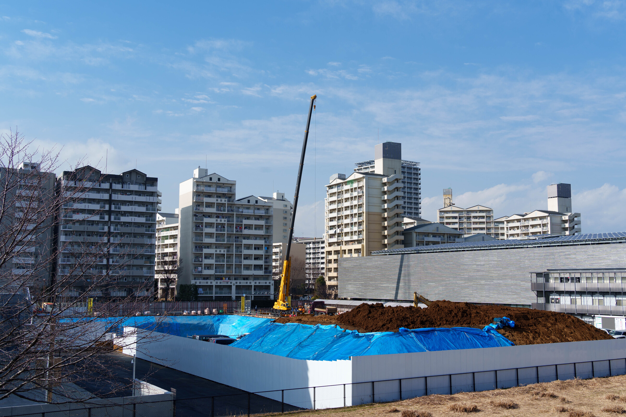 土の山ができている新庁舎の工事現場 (2023年1月24日撮影)