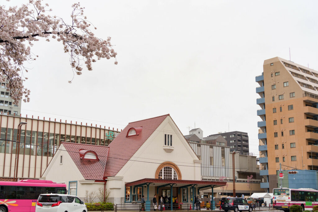 国立駅の赤い屋根の旧駅舎と桜 (2023年3月26日撮影)