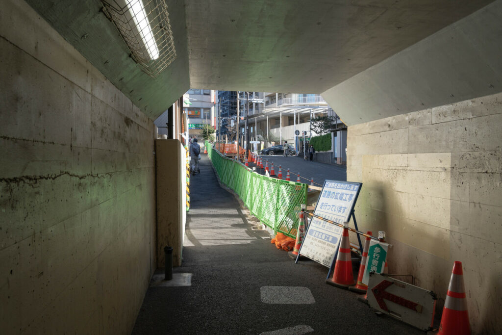 歩道拡張工事が進む西国分寺駅の南東側 (2022年11月27日撮影)