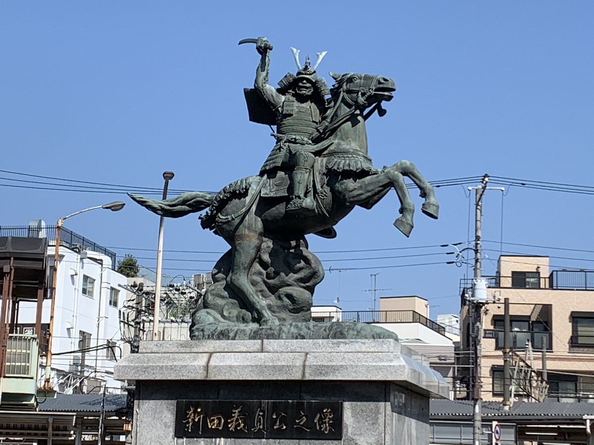 分倍河原駅前の新田義貞像