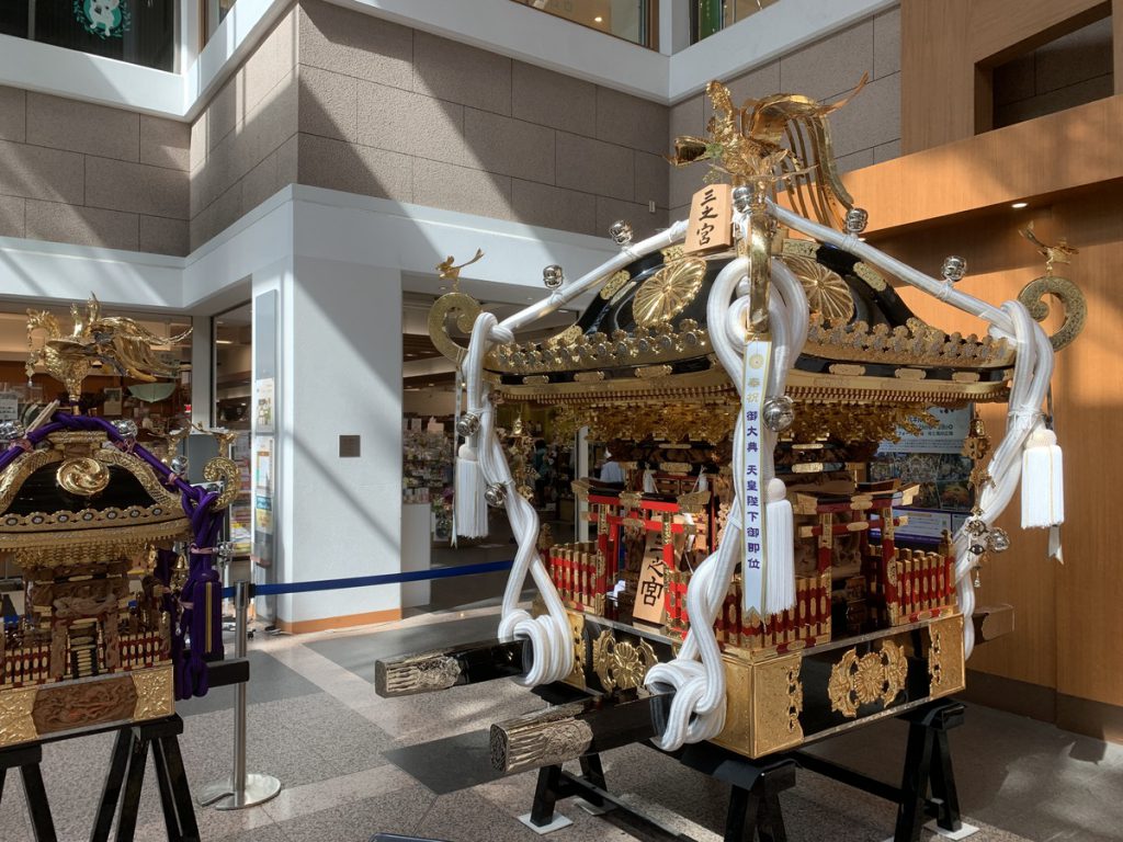 左側が京所子供神輿、右側が三ノ宮神輿