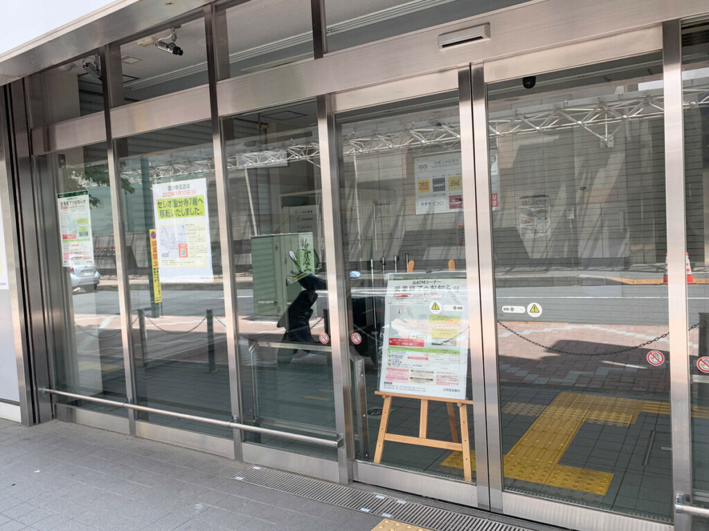 6月末にATMを終了した天下ビルの三井住友銀行跡の入口 (2023年7月2日撮影)