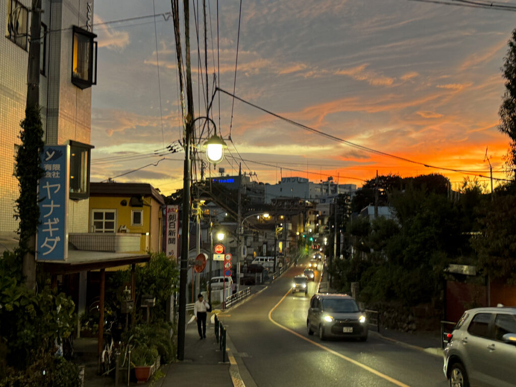 夕焼けの多喜窪通り (2025年10月18日撮影)