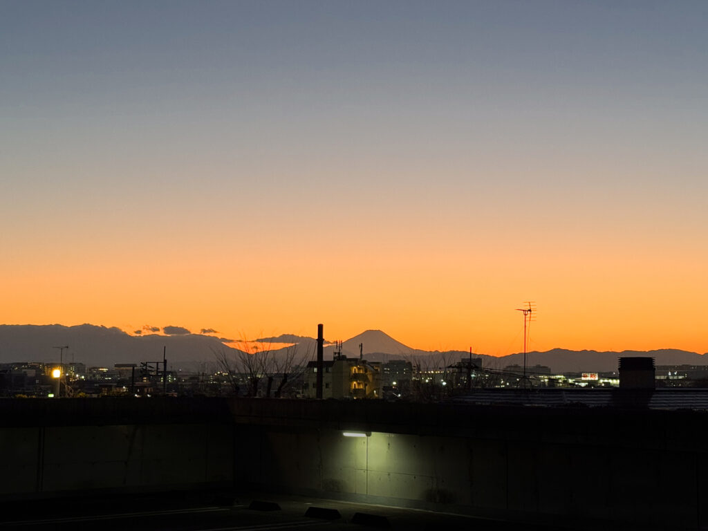 夕焼けで富士山のシルエットが見える立川若葉ケヤキモールの駐車場 (2025年12月29日)