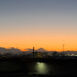 夕焼けで富士山のシルエットが見える立川若葉ケヤキモールの駐車場 (2025年12月29日)