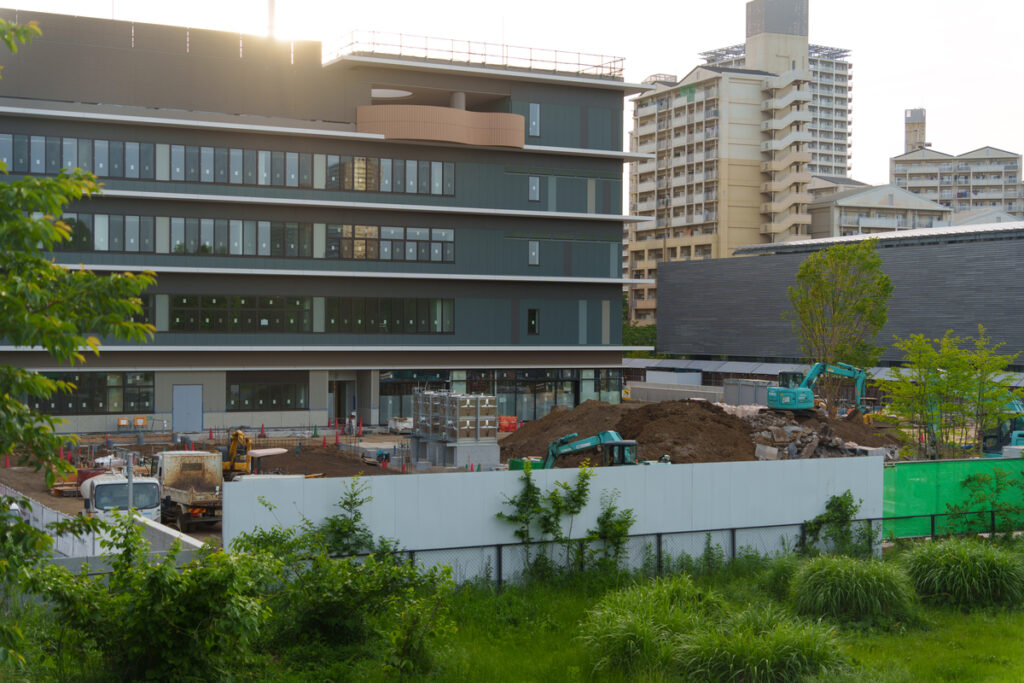 外構工事がおこなわれている国分寺市新庁舎の建設現場 (2024年5月18日撮影)