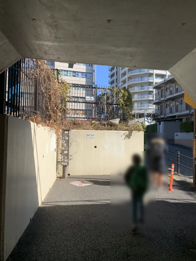 西国分寺駅の南口の高架下から府中街道への歩道。画像真ん中の擁壁が道路予定地 (2022年1月16日現在)